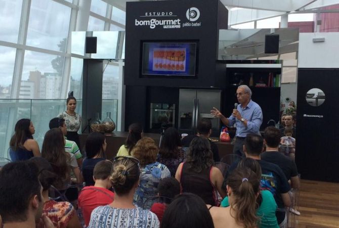 O cardiologista João Vítola durante sua palestra. Foto: divulgação. O cardiologista João Vítola durante sua palestra. Foto: divulgação.