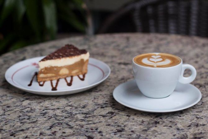 Cappuccino e banoffee do Allez Allez Café. Foto: Luiz Cesar Mello Jr/Divulgação Cappuccino e banoffee do Allez Allez Café. Foto: Luiz Cesar Mello Jr/Divulgação