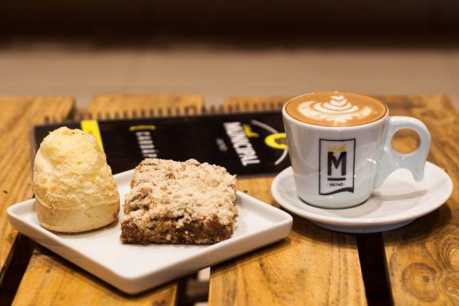 No Café Municipal, o combo é pão de queijo, cuque de doce de leite e cappuccino italiano. Foto: Luiz Cesar Mello Jr/Divulgação No Café Municipal, o combo é pão de queijo, cuque de doce de leite e cappuccino italiano. Foto: Luiz Cesar Mello Jr/Divulgação
