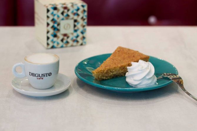 Degusto do Batel serve torta de limão siciliano com nota e espresso. Foto: Luiz Cesar Mello Jr/Divulgação Degusto do Batel serve torta de limão siciliano com nota e espresso. Foto: Luiz Cesar Mello Jr/Divulgação