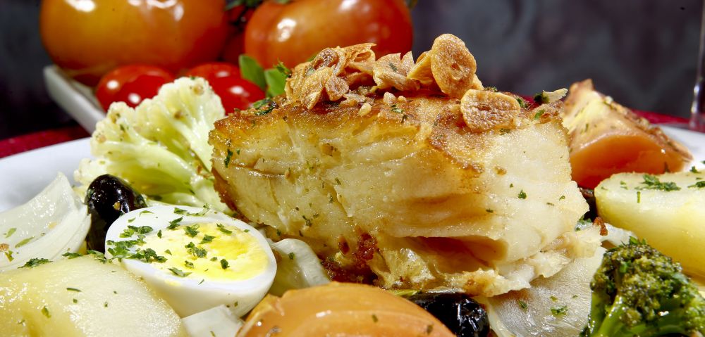 Bacalhau à Alentejana, do Lisboa Gastronomia. Foto: Antônio More/Gazeta do Povo. Bacalhau à Alentejana, do Lisboa Gastronomia. Foto: Antônio More/Gazeta do Povo.