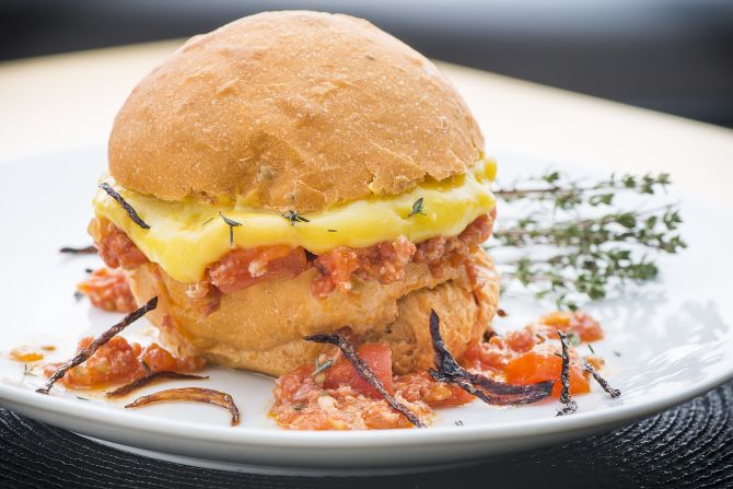 Hambúrguer de linguiça Blumenau com molho de tomate e pasta de mandioquinha (R$ 28). Foto: Letícia Akemi/Gazeta do Povo. Hambúrguer de linguiça Blumenau com molho de tomate e pasta de mandioquinha (R$ 28). Foto: Letícia Akemi/Gazeta do Povo.