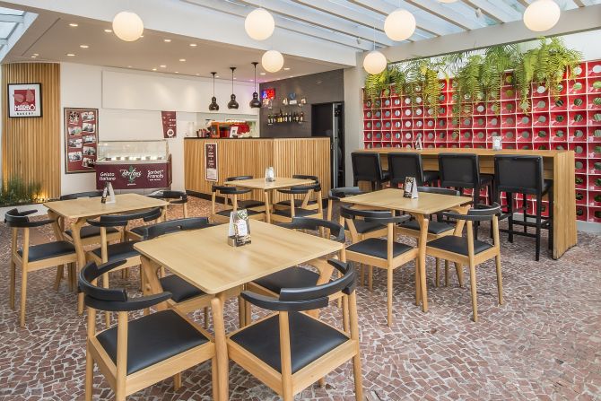 O restaurante, que é também padaria, funciona na celebre Residência Belotti, ícone do modernismo paranaense projetado por Lolô Cornelsen. Foto: Letícia Akemi/Gazeta do Povo. O restaurante, que é também padaria, funciona na celebre Residência Belotti, ícone do modernismo paranaense projetado por Lolô Cornelsen. Foto: Letícia Akemi/Gazeta do Povo.