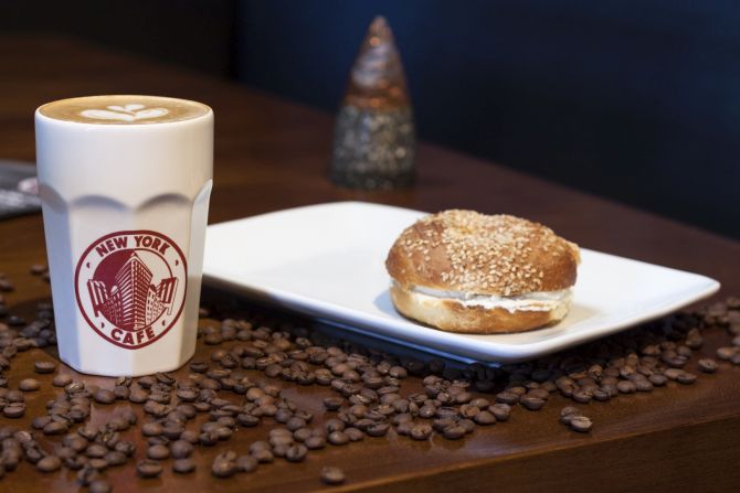 Latte e bagel com cream cheese do New York Cafe. Foto: Luiz Cesar Mello Jr/Divulgação Latte e bagel com cream cheese do New York Cafe. Foto: Luiz Cesar Mello Jr/Divulgação