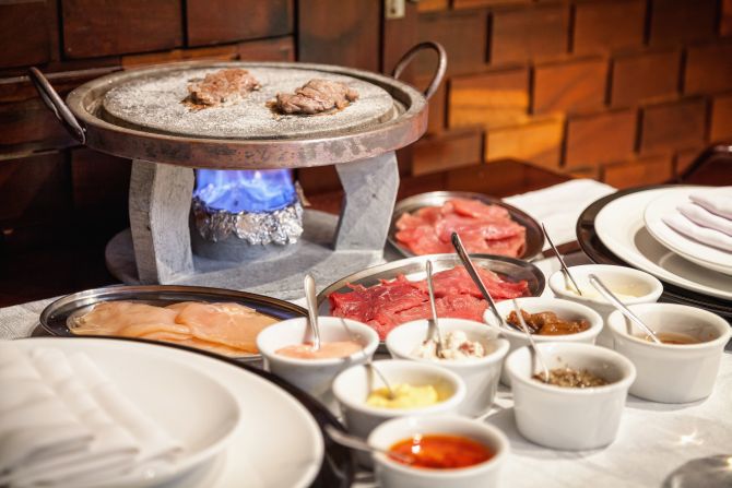 Fondue de carne na pedra. Foto: Fernando Zequinão / Gazeta do Povo. Fondue de carne na pedra. Foto: Fernando Zequinão / Gazeta do Povo.