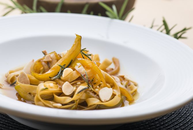 Tagliatelle com maçã, açucar mascavo, toque de limão e amêndoa (R$ 34). Foto: Letícia Akemi/Gazeta do Povo. Tagliatelle com maçã, açucar mascavo, toque de limão e amêndoa (R$ 34). Foto: Letícia Akemi/Gazeta do Povo.