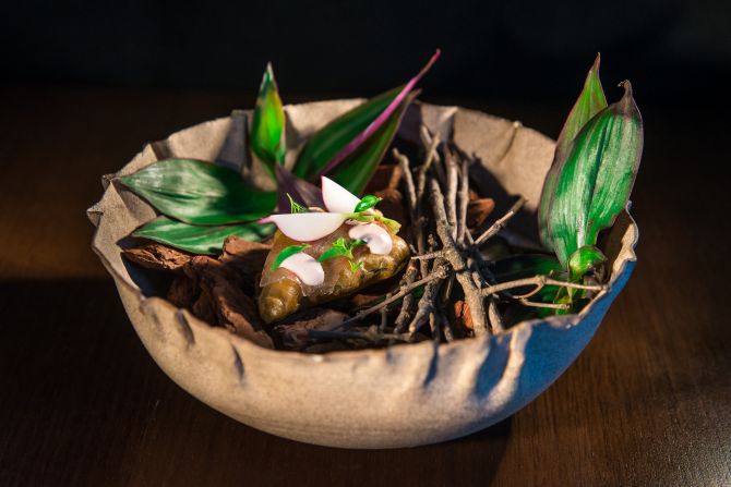 Tempura de espinafre com lardo, gel de limão e maionese de rabanete. Foto: Priscilla Fiedler/gazeta do Povo. Tempura de espinafre com lardo, gel de limão e maionese de rabanete. Foto: Priscilla Fiedler/gazeta do Povo.