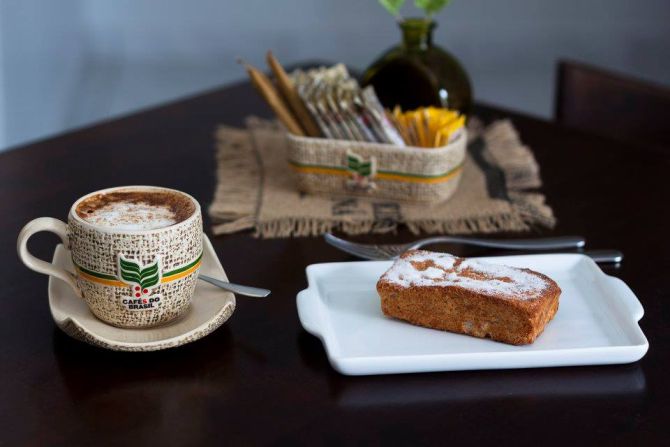 Cappuccino e torta sem glúten e sem lactose. Foto: Luiz Cesar Mello Jr/Divulgação Cappuccino e torta sem glúten e sem lactose. Foto: Luiz Cesar Mello Jr/Divulgação