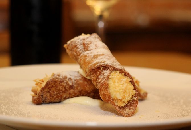 Novidade entre as sobremesas é o Cannoli Siciliano (R$ 16,90), massa crocante frita e recheada com ricota, frutas secas, chocolate e limão siciliano. Foto: Divulgação. Novidade entre as sobremesas é o Cannoli Siciliano (R$ 16,90), massa crocante frita e recheada com ricota, frutas secas, chocolate e limão siciliano. Foto: Divulgação.