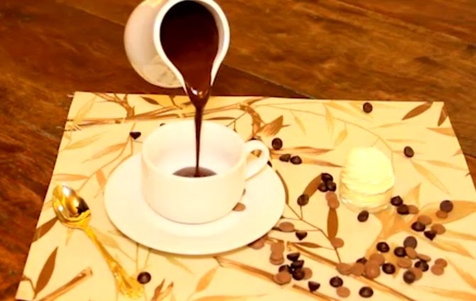 Receita de chocolate quente cremoso do chef Eduardo Crema, da Chokolat, em Curitiba. Receita de chocolate quente cremoso do chef Eduardo Crema, da Chokolat, em Curitiba.