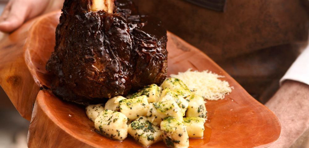 Ossobuco com nhoques de batata na manteiga, serve de duas a três pessoas R$ 185. Foto: Carol Gherardi/Divulgação.