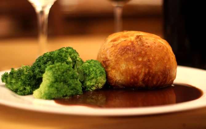 Filé Wellington em versão individual (R$ 65,90): corte alto de mignon envolto na massa folhada e acompanhado de cogumelos refogados, molho ao vinho tinto e brócolis. Foto: Divulgação. Filé Wellington em versão individual (R$ 65,90): corte alto de mignon envolto na massa folhada e acompanhado de cogumelos refogados, molho ao vinho tinto e brócolis. Foto: Divulgação.