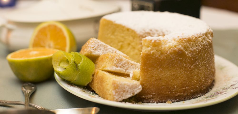 O "bolo de laranja à minha moda" é uma das receitas que estão no livro "Doces Lembranças". Ela foi encontrada em um caderno de receitas de 1932. Foto: Konrahd Karam/Divulgação