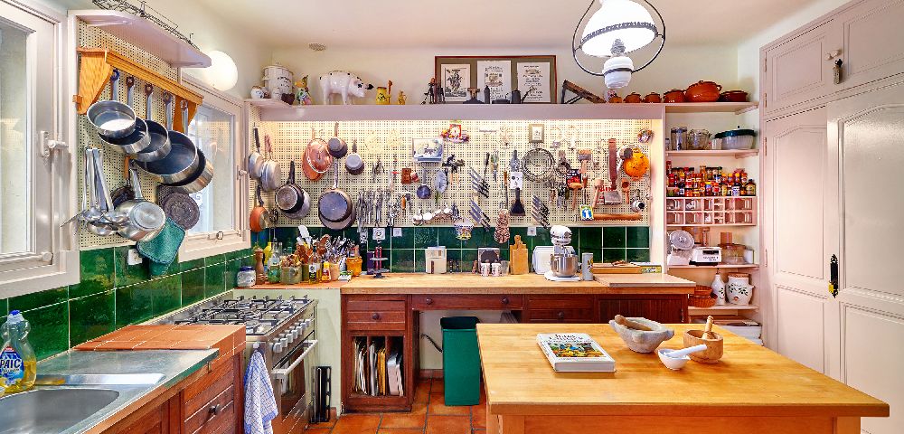 O chalé abriga a única cozinha particular da chef que ainda existe e os utensílios culinários continuam pendurados nas paredes do espaço.