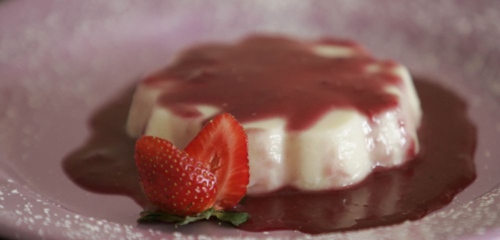 Livro resgata a receita original de manjar com carne de frango ou peixe Manjar de frutas vermelhas