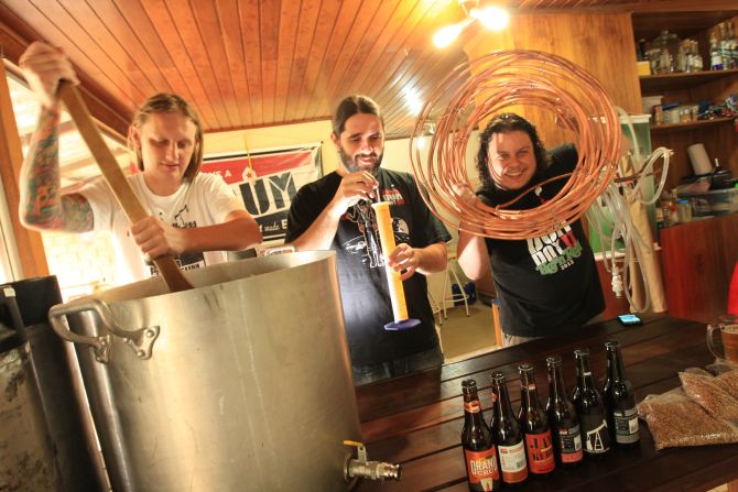 Murilo Henrique Marecki Foltran, Julio Amorim Moutinho e Luiz Felipe Camargo Araujo, sócios da DUM, cervejaria associada da gaudenBier, em Curitiba. Foto: Ivonaldo Alexandre. Murilo Henrique Marecki Foltran, Julio Amorim Moutinho e Luiz Felipe Camargo Araujo, sócios da DUM, cervejaria associada da gaudenBier, em Curitiba. Foto: Ivonaldo Alexandre.