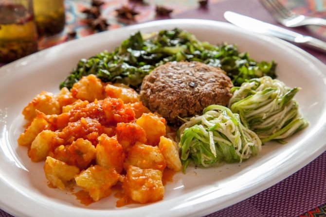 Nhoque de batata baroa, hambúrguer de lentilha, spaguetti de abobrinha com manjericão e escarola refogada. Foto: Fernando Zequinão. Nhoque de batata baroa, hambúrguer de lentilha, spaguetti de abobrinha com manjericão e escarola refogada. Foto: Fernando Zequinão.