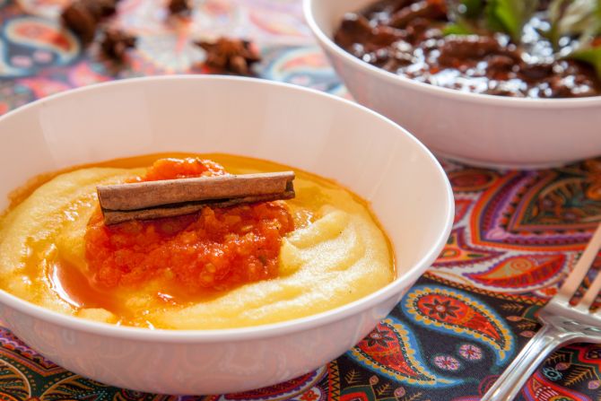 Polenta com açafrão da terra e molho ao sugo ao aroma de canela e noz-moscada. Foto: Fernando Zequinão. Polenta com açafrão da terra e molho ao sugo ao aroma de canela e noz-moscada. Foto: Fernando Zequinão.
