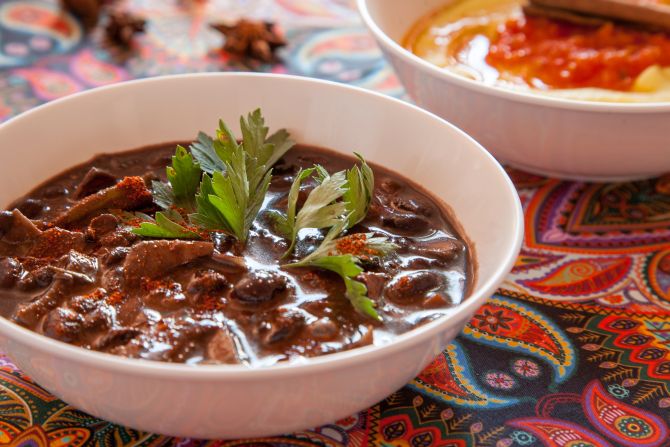 Feijoada com legumes, páprica picante e lascas de coco assadas. Foto: Fernando Zequinão. Feijoada com legumes, páprica picante e lascas de coco assadas. Foto: Fernando Zequinão.