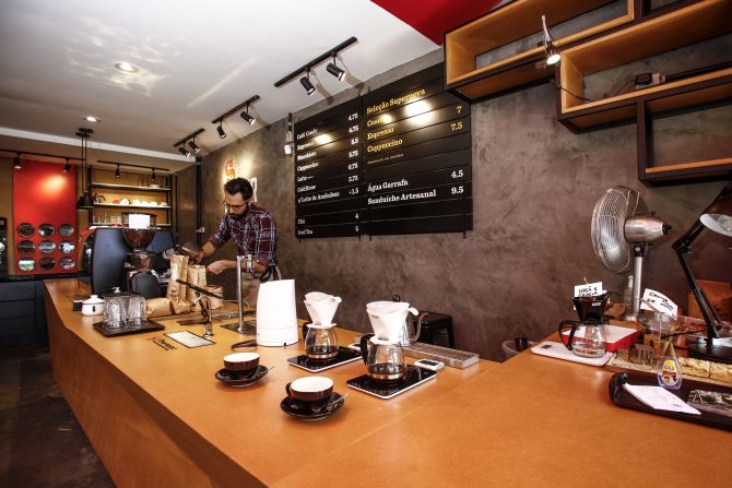 A cafeteria, que inaugurou no começo do ano no Batel, serve cafés brasileiros e importados. Foto: André Rodrigues/Gazeta do Povo. A cafeteria, que inaugurou no começo do ano no Batel, serve cafés brasileiros e importados. Foto: André Rodrigues/Gazeta do Povo.