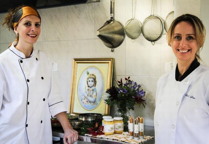 As sócias Fabiana Raquel Calloni, nutricionista e professora de yoga, e Maria Cecília Lunardelli, chef de cozinha e terapeuta ayurvédica. Foto: Reprodução/Facebook. As sócias Fabiana Raquel Calloni, nutricionista e professora de yoga, e Maria Cecília Lunardelli, chef de cozinha e terapeuta ayurvédica. Foto: Reprodução/Facebook.