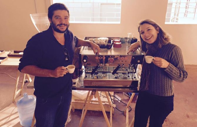 Leo Moço e Estela Cotes, do Barista Coffee Bar, estão treinando para o campeonato mundial de café na maquina italiana La Marzocco. Foto: Divulgação. Leo Moço e Estela Cotes, do Barista Coffee Bar, estão treinando para o campeonato mundial de café na maquina italiana La Marzocco. Foto: Divulgação.