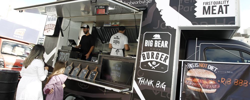 Big Bear Burger é um dos food trucks que conseguiu se regularizar na Prefeitura. Foto: Antônio More/Gazeta do Povo. Big Bear Burger é um dos food trucks que conseguiu se regularizar na Prefeitura. Foto: Antônio More/Gazeta do Povo.