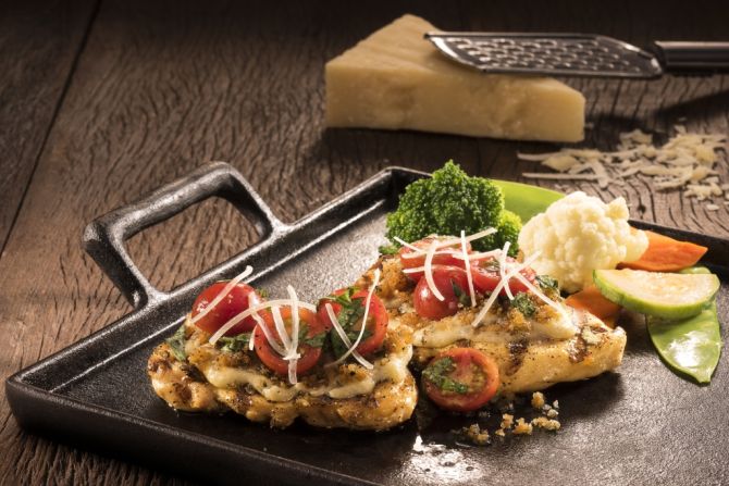 Boneless Parmesan Crusted Chicken (R$ 44,50). Foto: Divulgação. Boneless Parmesan Crusted Chicken (R$ 44,50). Foto: Divulgação.