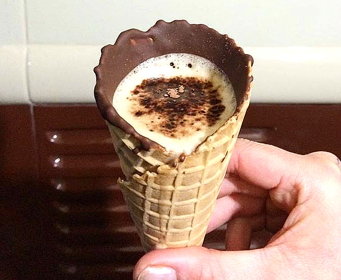 O café latte servido no cone custa R$ 10. Foto: Divulgação O café latte servido no cone custa R$ 10. Foto: Divulgação