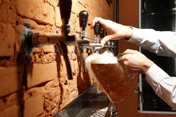 Tour de van leva a 7 bares de cerveja artesanal Tour de van leva a 7 bares de cerveja artesanal