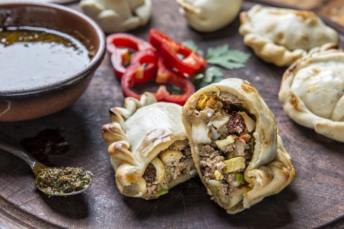 Empanada de carne moída, azeitona, ovo e passas é a mais pedida; Foto: Letícia Akemi/Gazeta do Povo Empanada de carne moída, azeitona, ovo e passas é a mais pedida; Foto: Letícia Akemi/Gazeta do Povo