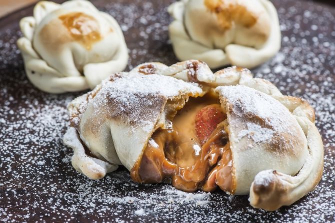 Empanada com doce de leite e morango, com massa finíssima e recheio farto. Foto: Letícia Akemi/Gazeta do Povo. Empanada com doce de leite e morango, com massa finíssima e recheio farto. Foto: Letícia Akemi/Gazeta do Povo.