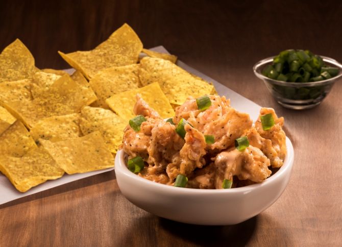 Firecracker Shrimp Nachos (R$ 43,50). Fotos: Divulgação. Firecracker Shrimp Nachos (R$ 43,50). Fotos: Divulgação.
