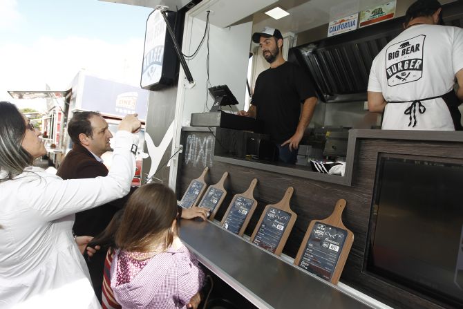 Big Bear Burger é um dos food trucks que conseguiu se regularizar na Prefeitura. Foto: Antônio More/Gazeta do Povo. Big Bear Burger é um dos food trucks que conseguiu se regularizar na Prefeitura. Foto: Antônio More/Gazeta do Povo.
