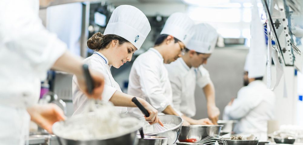 Aula na Le Cordon Bleu. Foto: reprodução/Facebook. Aula na Le Cordon Bleu. Foto: reprodução/Facebook.