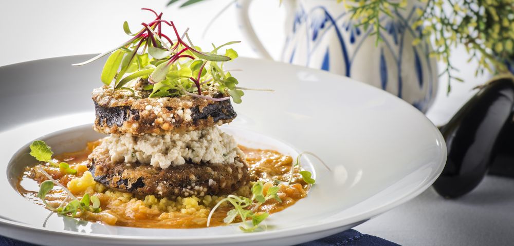 A berinjela em crosta de pistache é servida no Mahatma Gourmet com tagine de tomate e alcachofra temperado com cardamomo. Foto: Leticia Akemi/Gazeta do Povo A berinjela em crosta de pistache é servida no Mahatma Gourmet com tagine de tomate e alcachofra temperado com cardamomo. Foto: Leticia Akemi/Gazeta do Povo