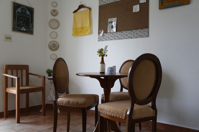 Decoração remete à casa da avó cuja receita inspirou as proprietárias. Foto: Henry Milleo/Gazeta do Povo. Decoração remete à casa da avó cuja receita inspirou as proprietárias. Foto: Henry Milleo/Gazeta do Povo.