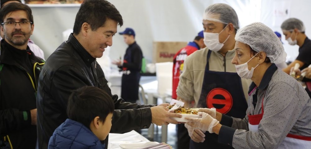 Famílias aproveitam sábado chuvoso para curtir o 26° Imin Matsuri, que acontece no Expo Barigüi. Foto: Henry Milléo/Gazeta do Povo.