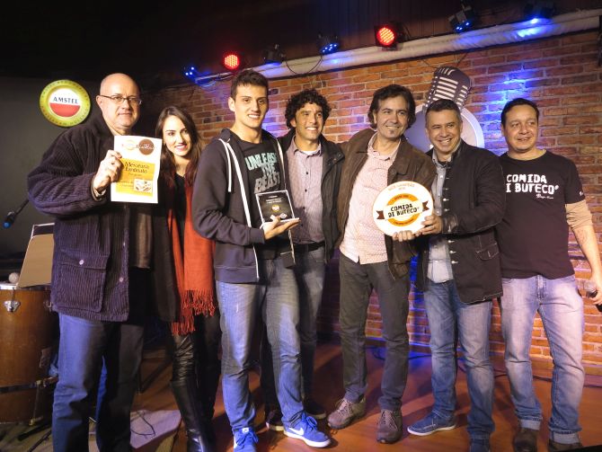 Os representantes da Mercearia Fantinato comemoram o segundo lugar no Comida di Buteco 2016. Foto: Andrea Torrente/Gazeta do Povo. Os representantes da Mercearia Fantinato comemoram o segundo lugar no Comida di Buteco 2016. Foto: Andrea Torrente/Gazeta do Povo.
