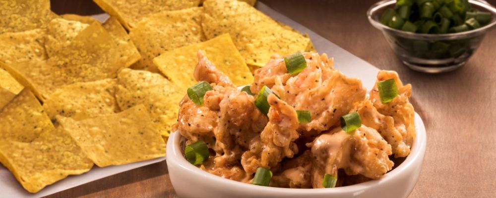 Firecracker Shrimp Nachos (R$ 43,50). Fotos: Divulgação. Firecracker Shrimp Nachos (R$ 43,50). Fotos: Divulgação.
