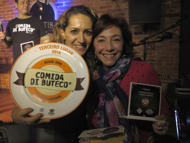 As proprietárias do Paraguassu, que conquistou o terceiro lugar na segunda edição do Comida di Buteco em Curitiba. Foto: Andrea Torrente/Gazeta do Povo. As proprietárias do Paraguassu, que conquistou o terceiro lugar na segunda edição do Comida di Buteco em Curitiba. Foto: Andrea Torrente/Gazeta do Povo.