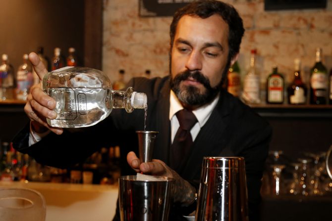 O bartender Igor Bispo, do Tiger Cocktails, tornou barba e bigode seu traço distintivo atrás do balcão. Foto: Pedro Serapio/Gazeta do Povo. O bartender Igor Bispo, do Tiger Cocktails, tornou barba e bigode seu traço distintivo atrás do balcão. Foto: Pedro Serapio/Gazeta do Povo.