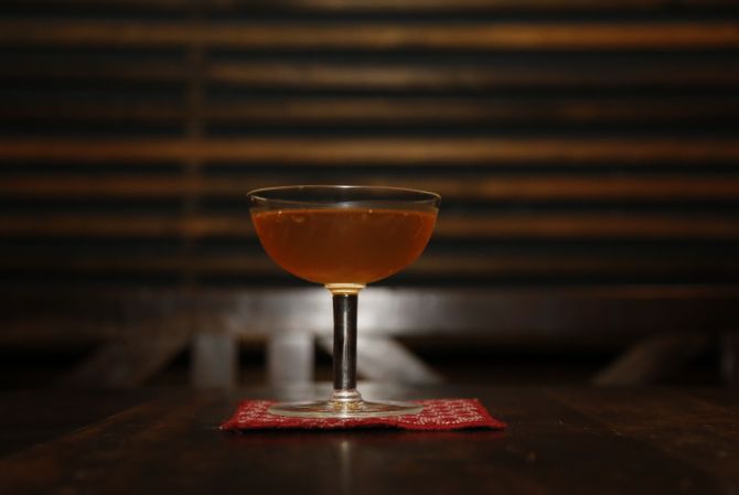 “Shimoda Consulate” (Woodford Reserve, licor de yuzu, vermote dry, bitter de cataia com canela), R$ 50. “Shimoda Consulate” (Woodford Reserve, licor de yuzu, vermote dry, bitter de cataia com canela), R$ 50.