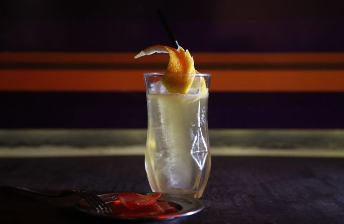 “Mississipi Lower Delta” (Wild Turkey, maçã, St. Remy, limão siciliano e morangos infusionados em Wild Turkey). Uma opção super fresca. Foto: Pedro Serápio. “Mississipi Lower Delta” (Wild Turkey, maçã, St. Remy, limão siciliano e morangos infusionados em Wild Turkey). Uma opção super fresca. Foto: Pedro Serápio.