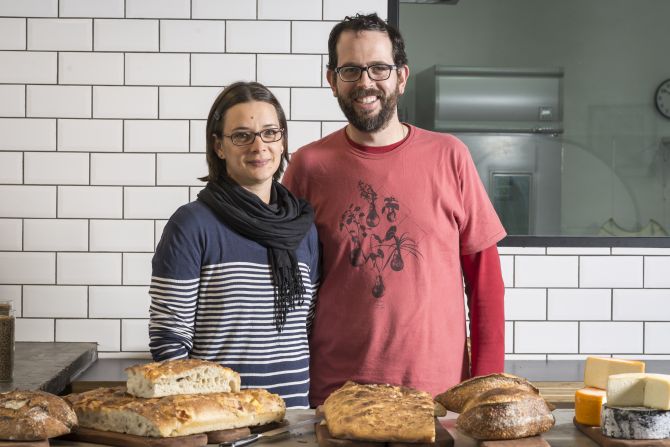 Juliana Cerezuela e André Santi, o casal que toca a Fábrika Pães. Ela é confeiteira e ele, padeiro. Foto: Fernando Zequinão/Gazeta do Povo Juliana Cerezuela e André Santi, o casal que toca a Fábrika Pães. Ela é confeiteira e ele, padeiro. Foto: Fernando Zequinão/Gazeta do Povo