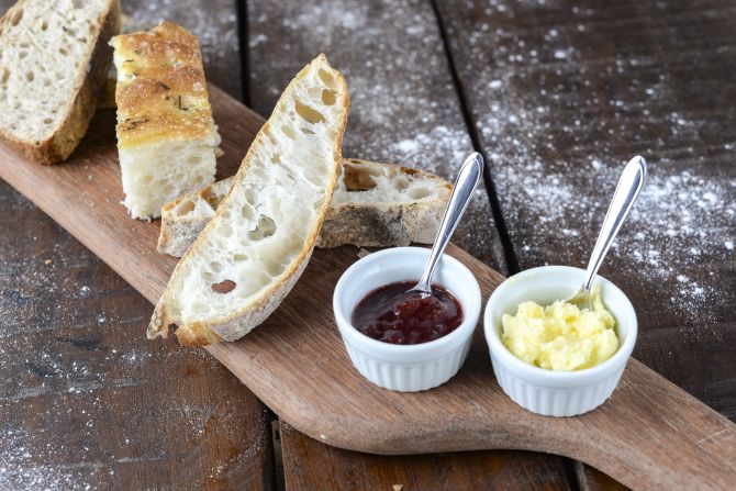 A tábua com pães e manteiga feita na casa é cobrada de acordo com o quilo do pão. A manteiga e a geleia são à parte: R$ 2 cada porção. Foto: Fernando Zequinão/Gazeta do Povo A tábua com pães e manteiga feita na casa é cobrada de acordo com o quilo do pão. A manteiga e a geleia são à parte: R$ 2 cada porção. Foto: Fernando Zequinão/Gazeta do Povo