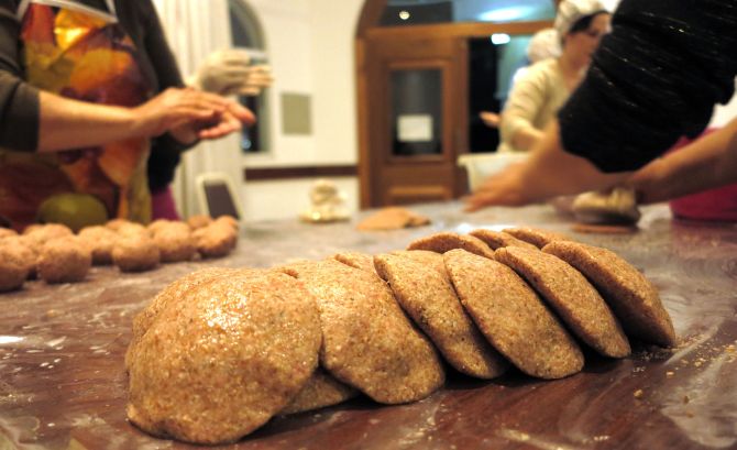 Quibes recheados serão grelhados na churrasqueira durante a festa. Foto: Andrea Torrente/Gazeta do Povo.