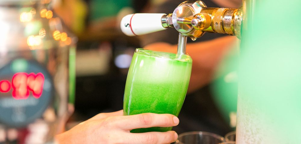 Pub de Curitiba faz St. Patrick’s Day fora de época com chopp verde Pub de Curitiba faz St. Patrick’s Day fora de época com chopp verde