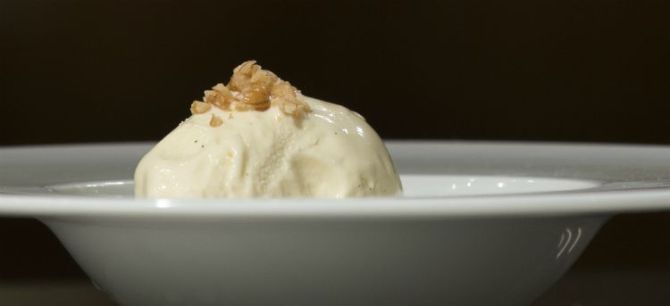 O aclamado sorvete de baunilha e crumble de maçã verde e farofa de nozes feito por Leo. 