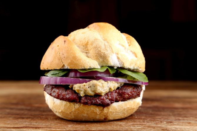 Sanduíche do Celeiro Hamburgueria: pão francês, hambúrguer de picanha, molho gorgonzola, cebola roxa e rúcula. Foto: Guilherme Alves/Divulgação Sanduíche do Celeiro Hamburgueria: pão francês, hambúrguer de picanha, molho gorgonzola, cebola roxa e rúcula. Foto: Guilherme Alves/Divulgação